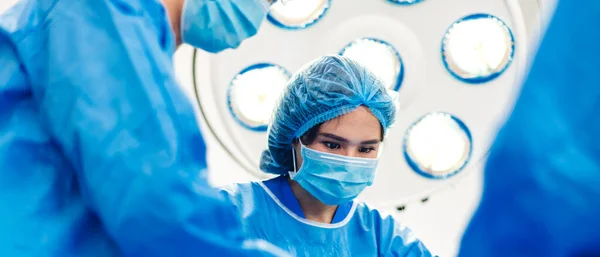 Profissional Anestesiologista Médico Equipe Médica Assistente Preparando Paciente Para Cirurgia — Fotografia de Stock