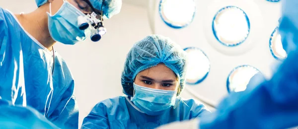 Profesionální Anesteziolog Lékař Lékařský Tým Asistent Příprava Pacienta Gynekologickou Chirurgii — Stock fotografie