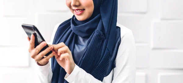 Portré Mosolygós Boldog Gyönyörű Muszlim Pihentető Segítségével Digitális Okostelefon Fiatal — Stock Fotó