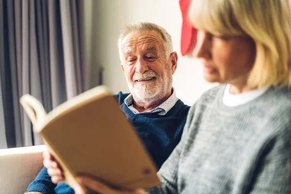 Senioren Paar Familie Ontspannen Het Lezen Van Het Boek Samen — Stockfoto