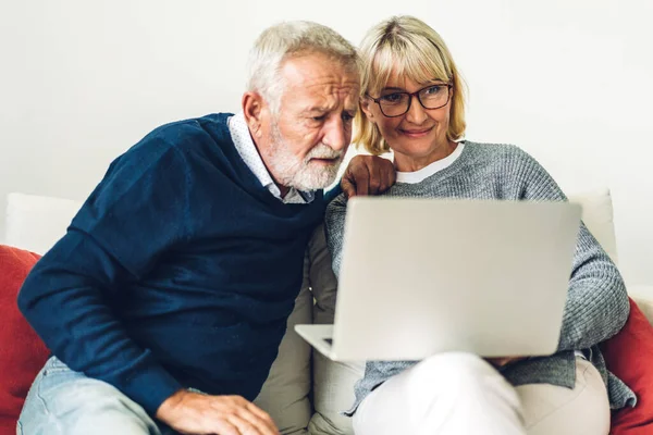 Seniorenpaar Familie Mit Viel Spaß Mit Laptop Computer Zusammen Glückliche — Stockfoto