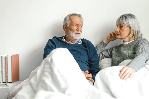 Senior Pareja Feliz Relajarse Hablar Juntos Tumbados Cama Dormitorio Concepto — Foto de Stock