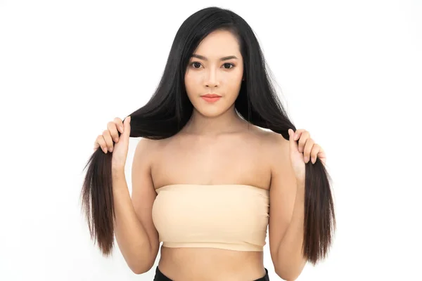 美丽美丽的亚洲女人干净 健康的肌肤美容美发 有着长长的黑色 平顺的头发 背景洁白 — 图库照片
