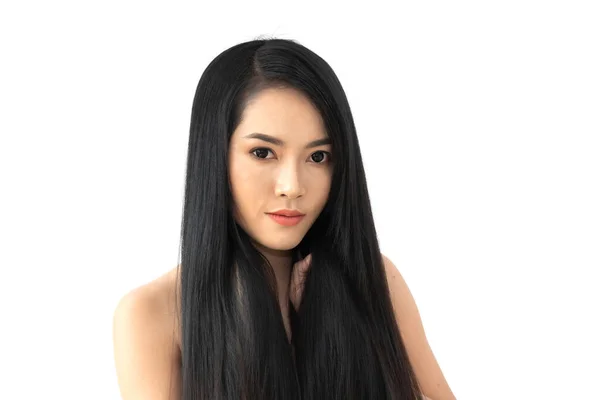 美しいアジアの女性は 白の背景に隔離された黒の長い光沢のあるストレートの滑らかな髪と新鮮な健康的な白い肌の美しさの健康管理をきれいにします — ストック写真