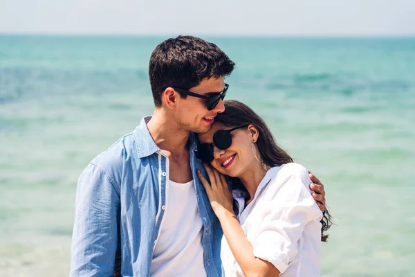 Férias Amantes Românticos Jovem Casal Feliz Abraço Areia Mar Divertindo — Fotografia de Stock