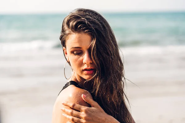 Retrato Mulher Moda Sorridente Relaxamento Praia Tropical Jovem Menina Bonita — Fotografia de Stock