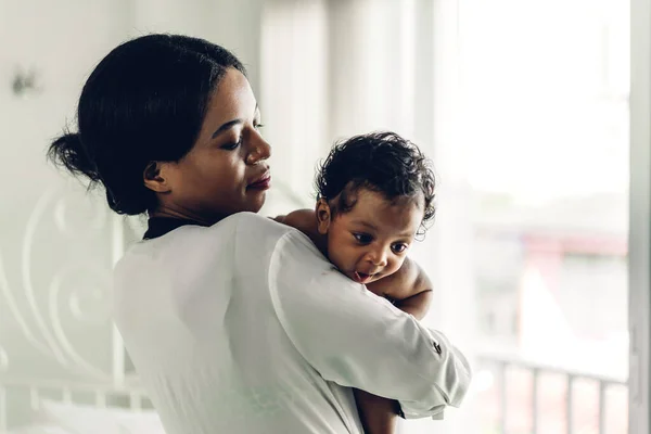 Portret Cieszyć Się Szczęśliwą Miłością Rodziny Afrykańskiej Amerykańskiej Matki Bawiącej — Zdjęcie stockowe
