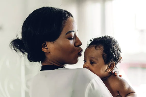 Retrato Desfrutar Amor Feliz Família Afro Americana Mãe Brincando Com — Fotografia de Stock