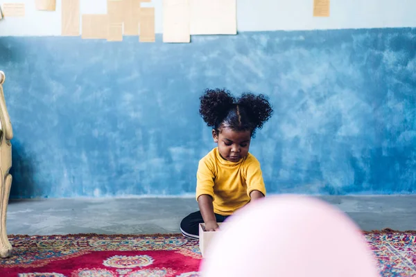 Retrato Feliz Sorrindo Pequena Criança Afro Americana Menina Casa — Fotografia de Stock