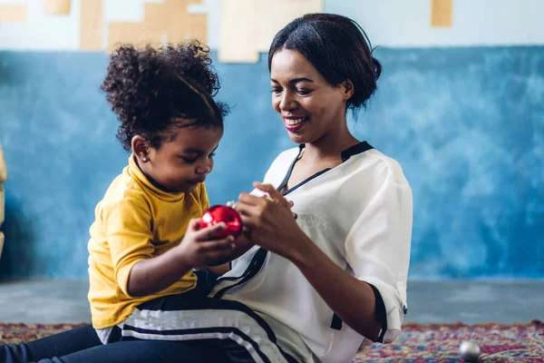 Mãe Afro Americana Brincando Com Adorável Menina Afro Americana Casa — Fotografia de Stock