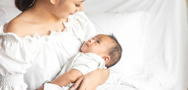 Retrato Disfrutar Del Amor Feliz Familia Asiática Madre Jugando Con —  Fotos de Stock