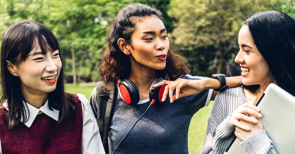 Grupp Leende Internationella Studenter Eller Tonåringar Står Och Kramas Tillsammans — Stockfoto