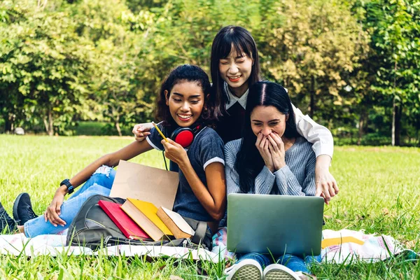 Grupp Leende Internationella Studenter Eller Tonåringar Sitter Och Använder Bärbar — Stockfoto