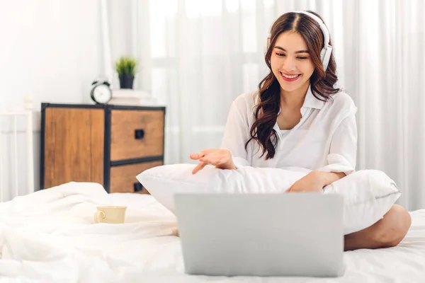 Joven Sonriente Mujer Asiática Relajante Usando Ordenador Portátil Beber Café —  Fotos de Stock