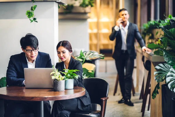 Grupo Trabajo Equipo Multiétnico Profesional Discutiendo Estrategia Reuniones Compartiendo Idea —  Fotos de Stock