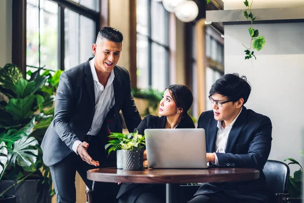 Grupo Trabajo Equipo Multiétnico Profesional Discutiendo Estrategia Reuniones Compartiendo Idea —  Fotos de Stock