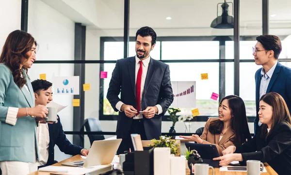 Gruppo Professionisti Asiatici Incontro Affari Discutere Strategia Con Nuovo Progetto — Foto Stock