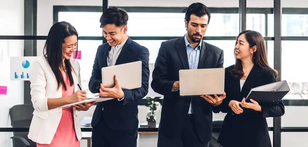 Gruppo Professionisti Asiatici Incontro Affari Discutere Strategia Con Nuovo Progetto — Foto Stock