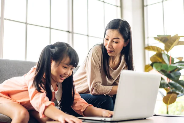 Madre Bambina Asiatica Bambina Che Impara Guarda Computer Portatile Facendo — Foto Stock