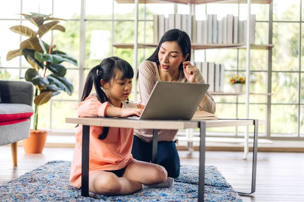 母とアジアの子供の女の子は オンライン教育Eラーニングシステムで知識を勉強宿題を作るラップトップコンピュータを学び 見ています — ストック写真