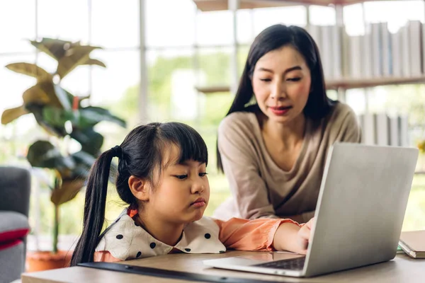 Mother Asian Kid Little Girl Learning Looking Laptop Computer Making — Stock Photo, Image