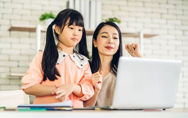 Mother Asian Kid Little Girl Learning Looking Laptop Computer Making — Stock Photo, Image