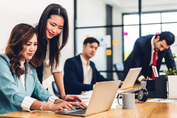 Grupo Profesionales Asiáticos Reunión Negocios Discutir Estrategia Con Nuevo Proyecto — Foto de Stock