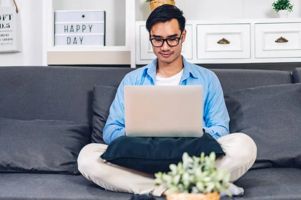 Joven Sonriente Asiático Hombre Utilizando Ordenador Portátil Trabajo Videoconferencia Línea —  Fotos de Stock