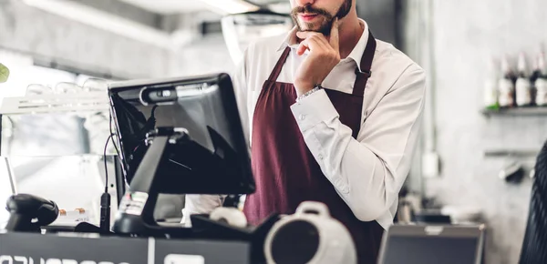 Portré Jóképű Szakállas Barista Férfi Kisvállalkozás Tulajdonosa Dolgozik Laptop Számítógép — Stock Fotó