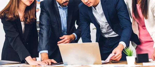 Groupe Professionnels Asiatiques Réunion Affaires Discuter Stratégie Avec Nouveau Projet — Photo