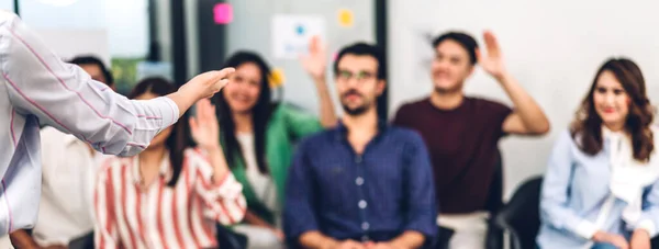 Mujer Negocios Entrenador Orador Presentación Discutir Estrategia Reunión Compartir Idea — Foto de Stock