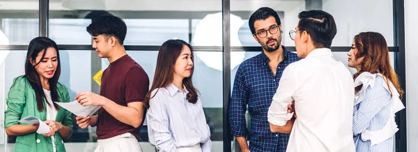 Grupp Professionella Asiatiska Affärsmöte Och Diskutera Med Nya Start Idé — Stockfoto