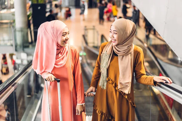 Dvě Mladé Asijské Muslim Žena Těší Nakupování Baví Mluvit Spolu — Stock fotografie