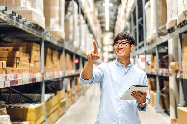 Portret Van Lachende Aziatische Ingenieur Voorman Helmen Man Bestellen Details — Stockfoto