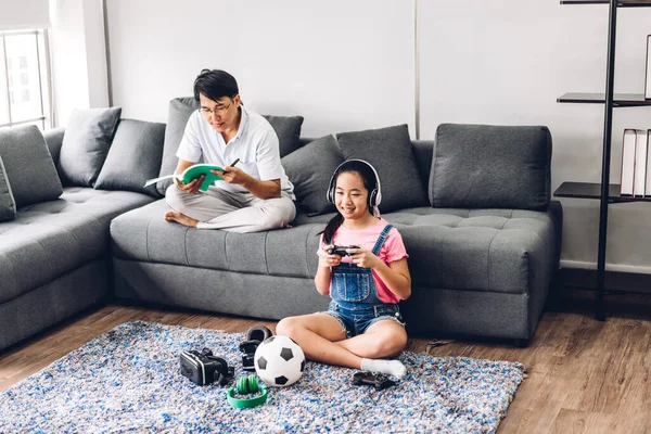 Niño Poco Asiático Chica Tener Divertido Disfrutando Jugar Consola Video — Foto de Stock