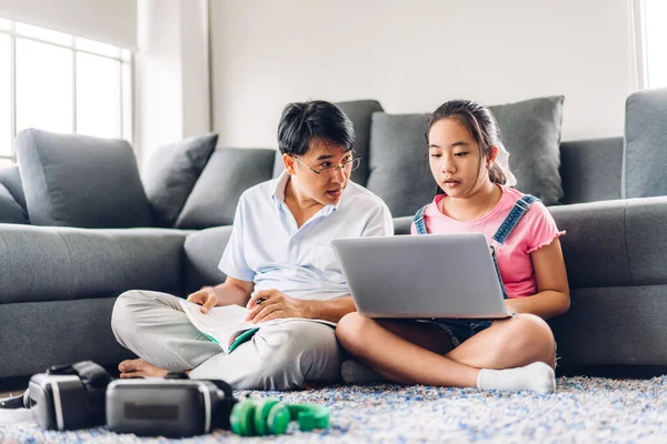 Padre Bambino Asiatico Bambina Apprendimento Guardando Computer Portatile Fare Compiti — Foto Stock