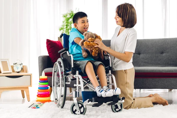 Portret Van Aziatische Fysiotherapeut Verzorger Helpen Spelen Met Speciale Gehandicapte — Stockfoto