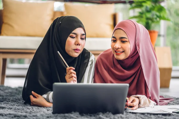 Genç Gülümseyen Mutlu Asyalı Müslüman Kadın Evde Dizüstü Bilgisayar Tablet — Stok fotoğraf