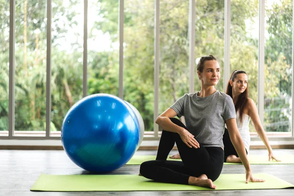 Retrato Deporte Atractivas Personas Mujer Ropa Deportiva Sentado Relajarse Practicar — Foto de Stock