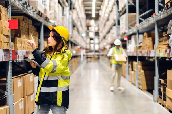 Portret Van Lachende Aziatische Ingenieur Helmen Vrouw Bestellen Details Het — Stockfoto