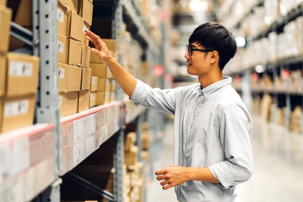 Portret Van Lachende Aziatische Ingenieur Bestellen Details Controleren Van Goederen — Stockfoto