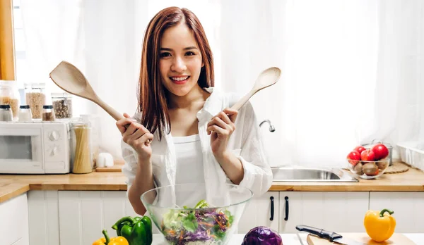 Mutlu Asyalı Kadın Portresi Mutfaktaki Masada Taze Sebze Salatası Meyve — Stok fotoğraf
