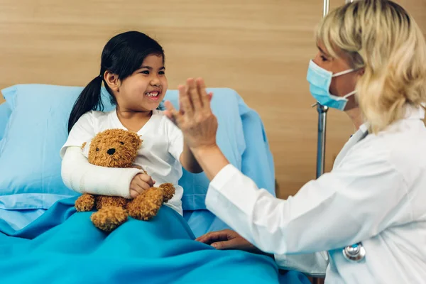 Ärztin Mit Schutzmaske Unterstützt Gespräche Und Beratungen Mit Kleinen Patientinnen — Stockfoto