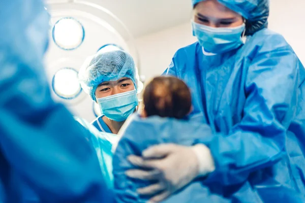 Anestesi Profesional Dokter Tim Medis Dan Asisten Melakukan Operasi Caesar — Stok Foto
