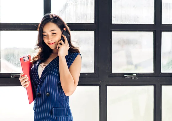 Portrait Smiling Happy Beautiful Asian Business Woman Relaxing Using Work — Stock Photo, Image