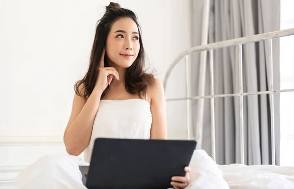 Jovem Sorrindo Feliz Bela Mulher Asiática Relaxante Usando Computador Portátil — Fotografia de Stock