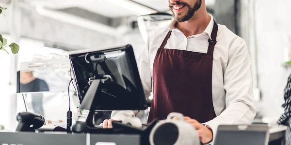 Portré Jóképű Szakállas Barista Férfi Kisvállalkozás Tulajdonosa Dolgozik Laptop Számítógép — Stock Fotó