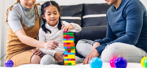 Portrait Von Genießen Glückliche Liebe Asiatischen Familienvater Und Mutter Mit — Stockfoto