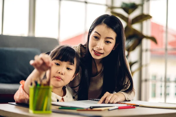 Ritratto Amore Asiatico Famiglia Madre Piccolo Asiatico Ragazza Learning Writing — Foto Stock