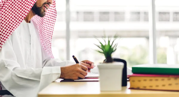 Przystojny Pewny Siebie Arabski Biznesmen Pracujący Patrzący Technologię Monitoringu Komputerów — Zdjęcie stockowe